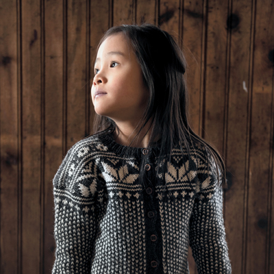 Kol – barnkofte med lus og bingemønster   