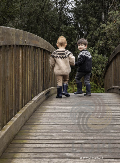 Æsa - Strikket barnegenser i Léttlopi