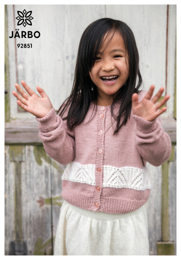 Högtid – barnekofte med strukturstrikk 