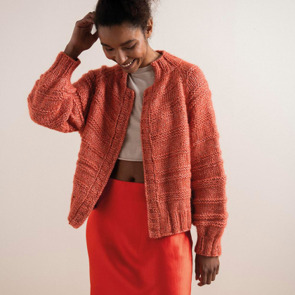 Strukturstrikket raglanjakke