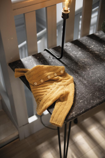 Skara - ribbestrikket babyjakke