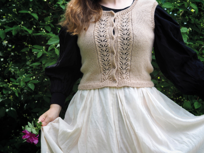 Sommarvästen 2021- glattstrikket vest med hullborder