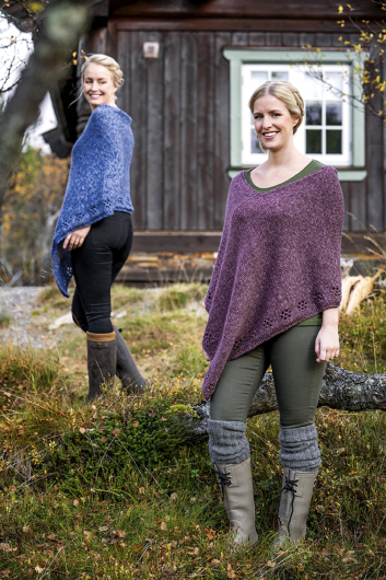 91997. ’FLORA VIOLA’ – PONCHO MED BLOMSTERMØNSTRET BORD