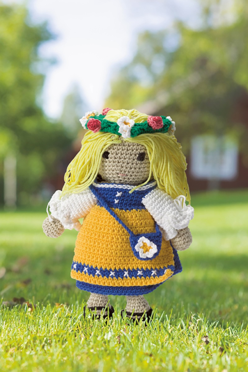 15-05. PÅKLEDNINGSDUKKEN I NASJONALDRAKT ”AMIGURUMI”