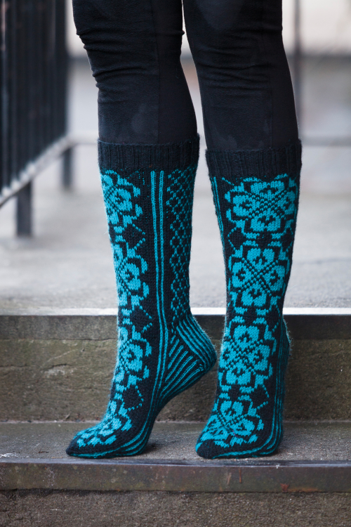 Mønsterstrikkede sokker med roser