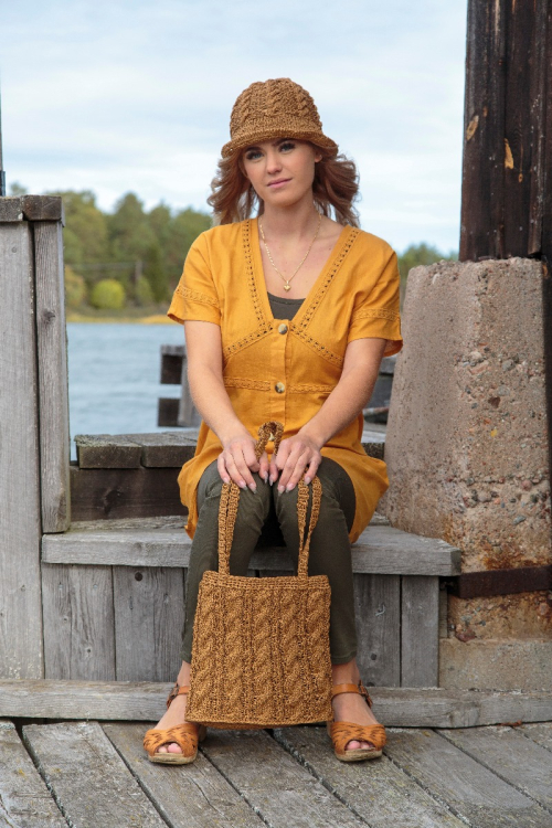 Solbritt - hatt med flätor