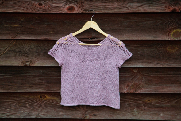 Siw - barnetopp med hullmønster på skuldrene