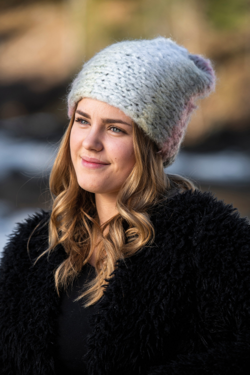 92090. Enkel strikket lue i Moon