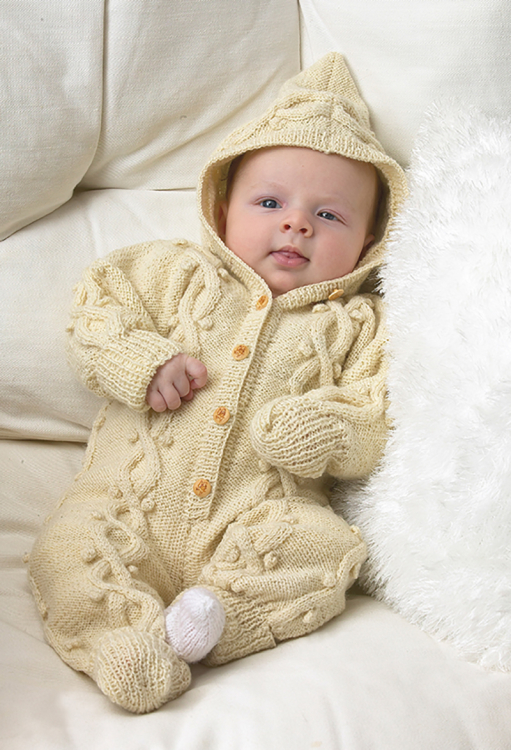 5-03. BABYOVERALL MED PRAKTISKE KANTER PÅ ARMER OG BEN