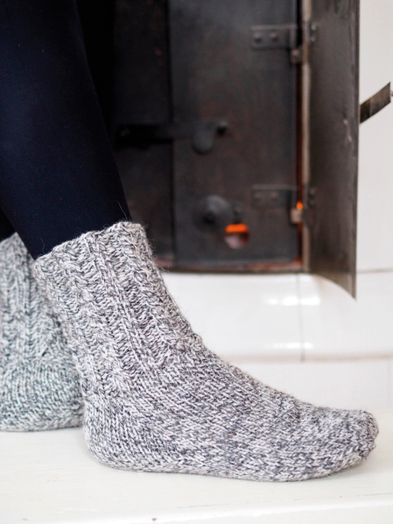 92411. RAGGSOKK MED FLETTESTRIKKET SKAFT OG FLEEGLE HEEL	