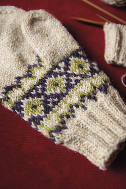 Gardenia - mønsterstrikkede votter