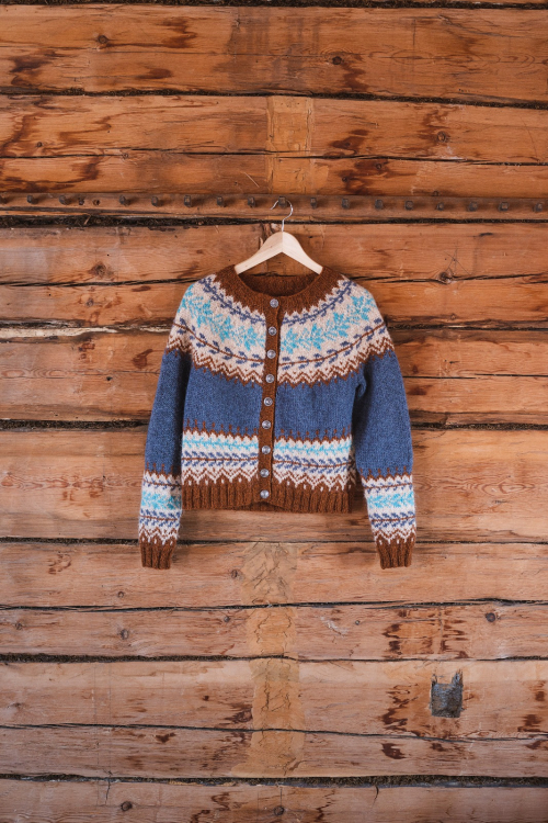 Maja - islandskofte med mønsterstrikket bærestykke