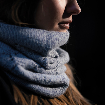 Ässja – cowl med hullmønster