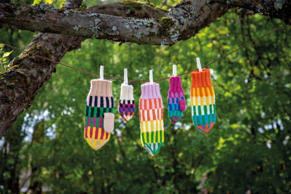 ’Skyskrapa’ – fargeglade votter til store og små