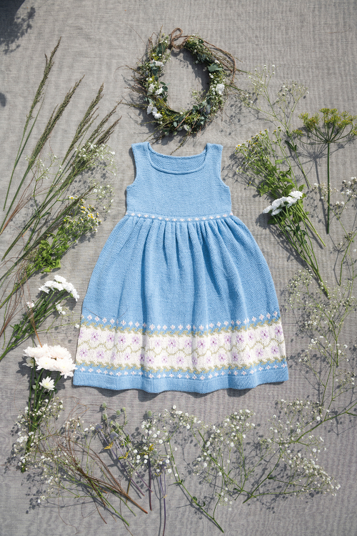 Folkdräkt – barnekjole med blomsterbord