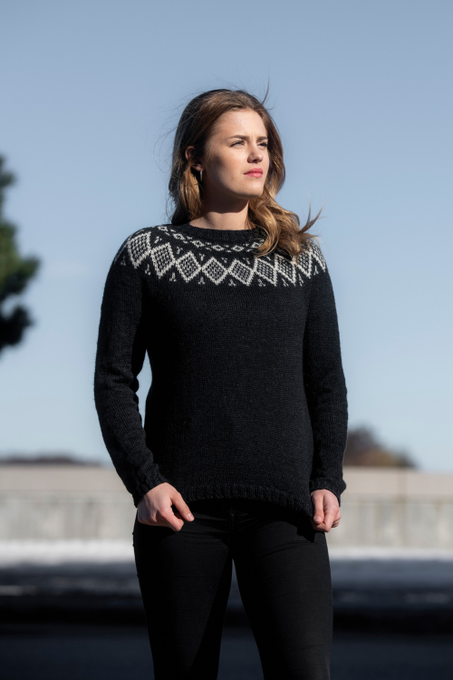 'Wilma' - genser med mønstret bærestykke og rundfelling