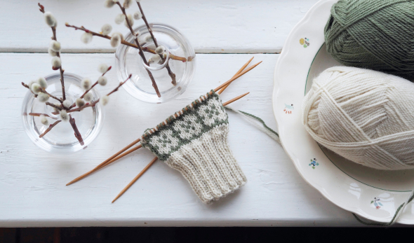 91821. 'VÅRBLOMST' - MØNSTERSTRIKKEDE HALVVOTTER