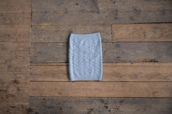 Ässja – cowl med hullmønster