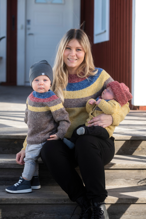 Yllis - rundstrikket barnejakke i Ylle