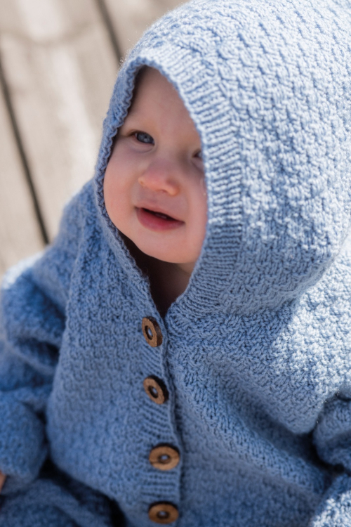 Babyoverallen Betty - i perlestrikk