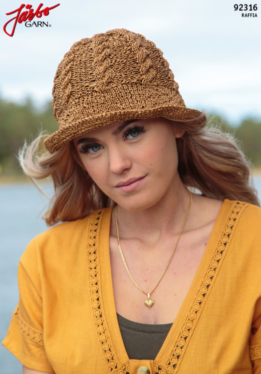 Solbritt - hatt med flätor