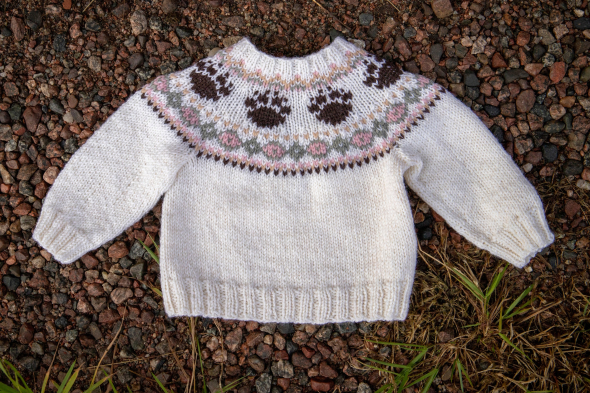91416. 'Vilda' - babygenser med broderte poter