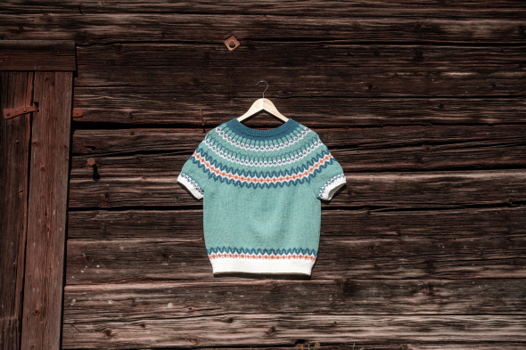 Karamell - kortermet genser med mønstret bærestykke