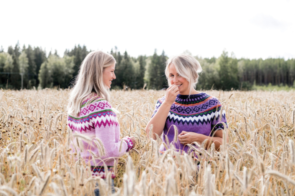 'Bubbelgum' - kortermet genser med mønstret bærestykke 