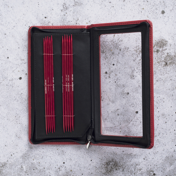 Röd sett med strømpepinner