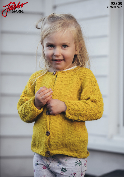 'Höstpromenad' - barnejakke med mønsterstrikkede ermer