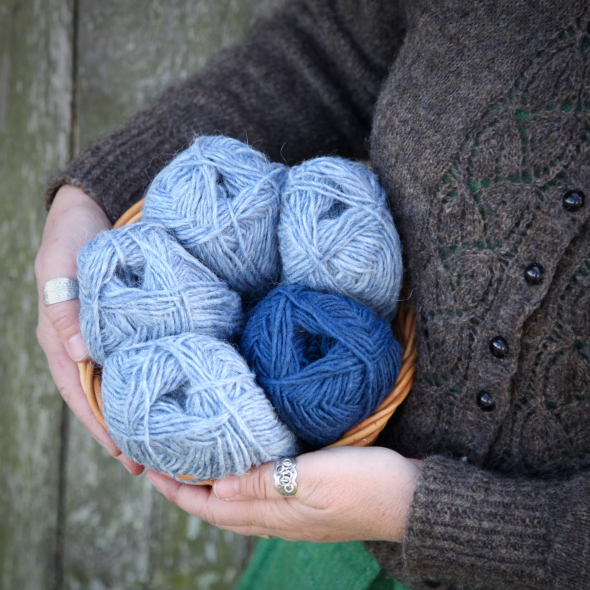 Sjön - kofte med mønsterstrikket bærestykke