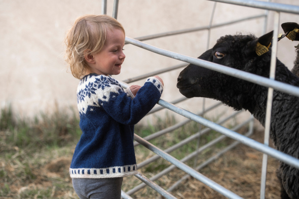  'Adrienne' - barnekofte med mønstret bærestykke