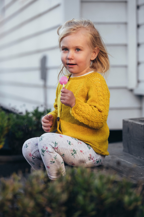 'Höstpromenad' - barnejakke med mønsterstrikkede ermer