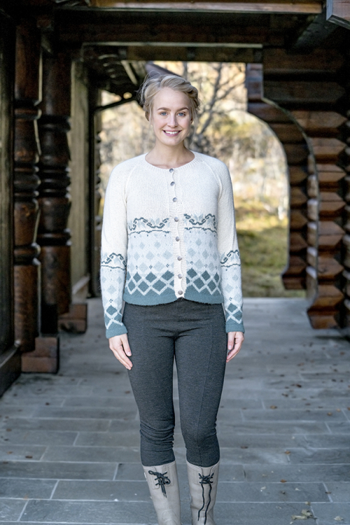 92134. ’Anemone’ – mønsterstrikket jakke