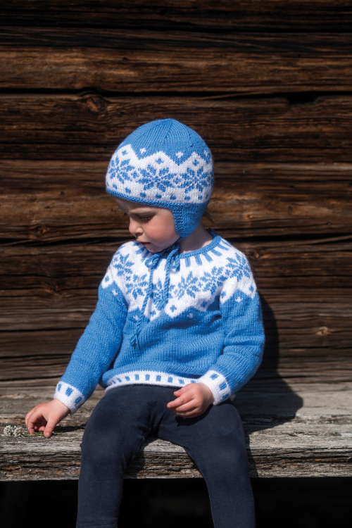 'Adrienne' - barnegenser med mønstret bærestykke og matchende lue